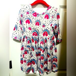 Girls size 4T dress. Super cute & comfy material with colorful rainbows